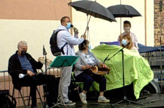 06092020 musiciens sous parapluies