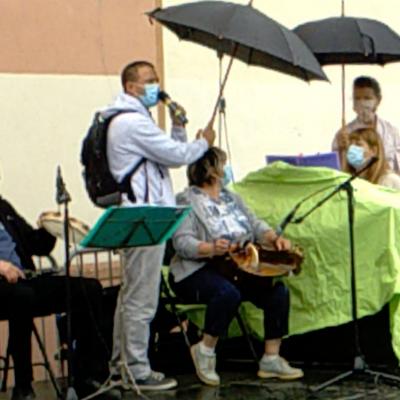 06092020 musiciens sous parapluies