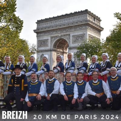 20 km groupe danseurs devant arc de triomphe