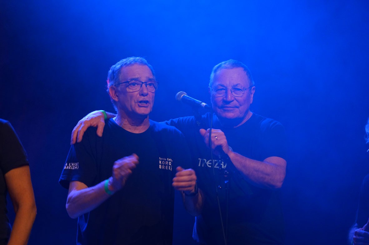 20231118 chanteurs durant le boeuf