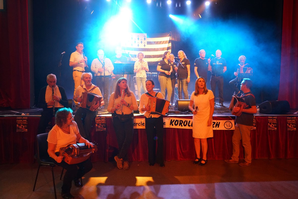 20231118 musiciens et chanteurs durant le boeuf
