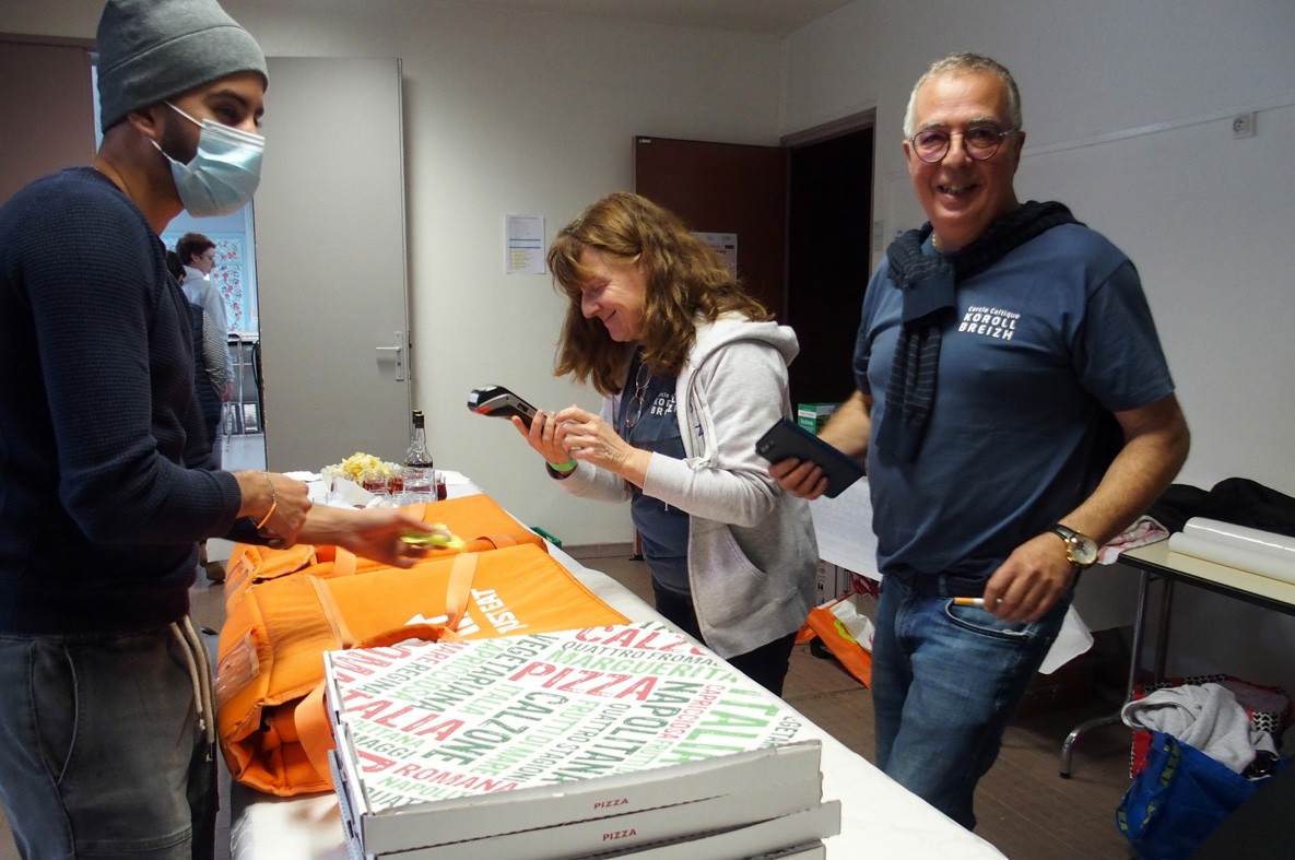 Clotilde et pierre receptionnent les pizzas