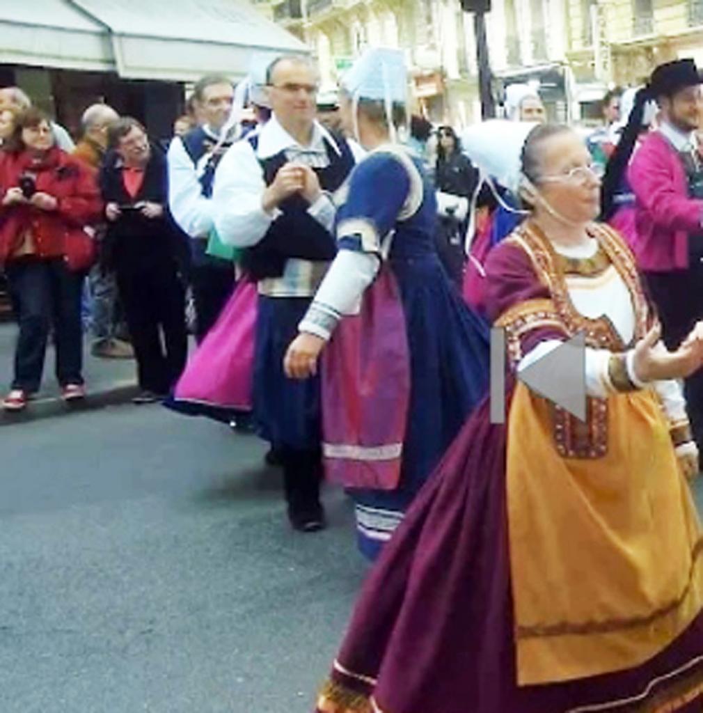 En costume région de Quimper - défilé de la Saint-Yves