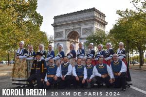 20 km groupe danseurs devant arc de triomphe 1