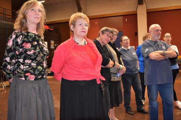 Devant des stagiaires attentifs