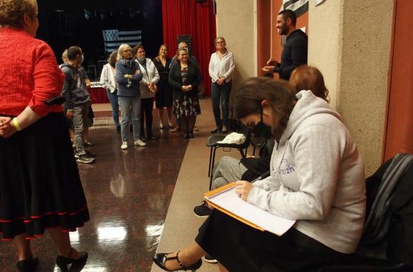 Nathalie studieuse prend des notes 1